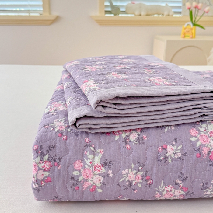 91家纺网 家纺一手货源 找家纺 999家纺 2026新款四季跑量款A类云感双层纱床盖床单三件套夹棉榻榻米炕盖(提供买家秀） 紫韵【简约款】