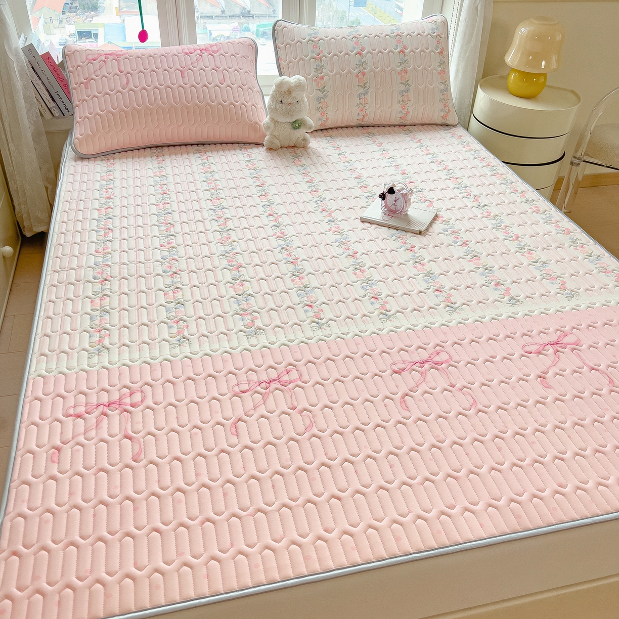 91家纺网 家纺一手货源 找家纺 丝羽坊 2026新款高密凉感丝印花乳胶凉席-平铺款 甜粉蝶梦