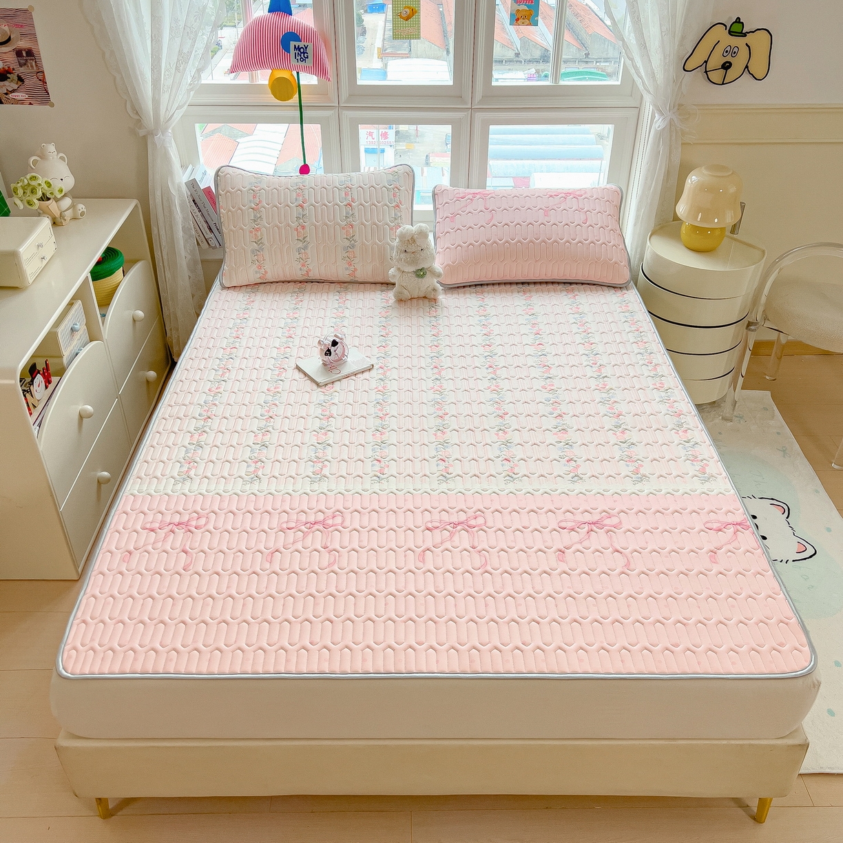 91家纺网 家纺一手货源 找家纺 丝羽坊 2026新款高密凉感丝印花乳胶凉席-平铺款 甜粉蝶梦