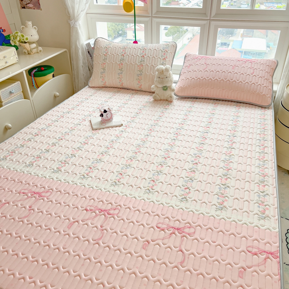 91家纺网 家纺一手货源 找家纺 丝羽坊 2026新款高密凉感丝印花乳胶凉席-平铺款 甜粉蝶梦