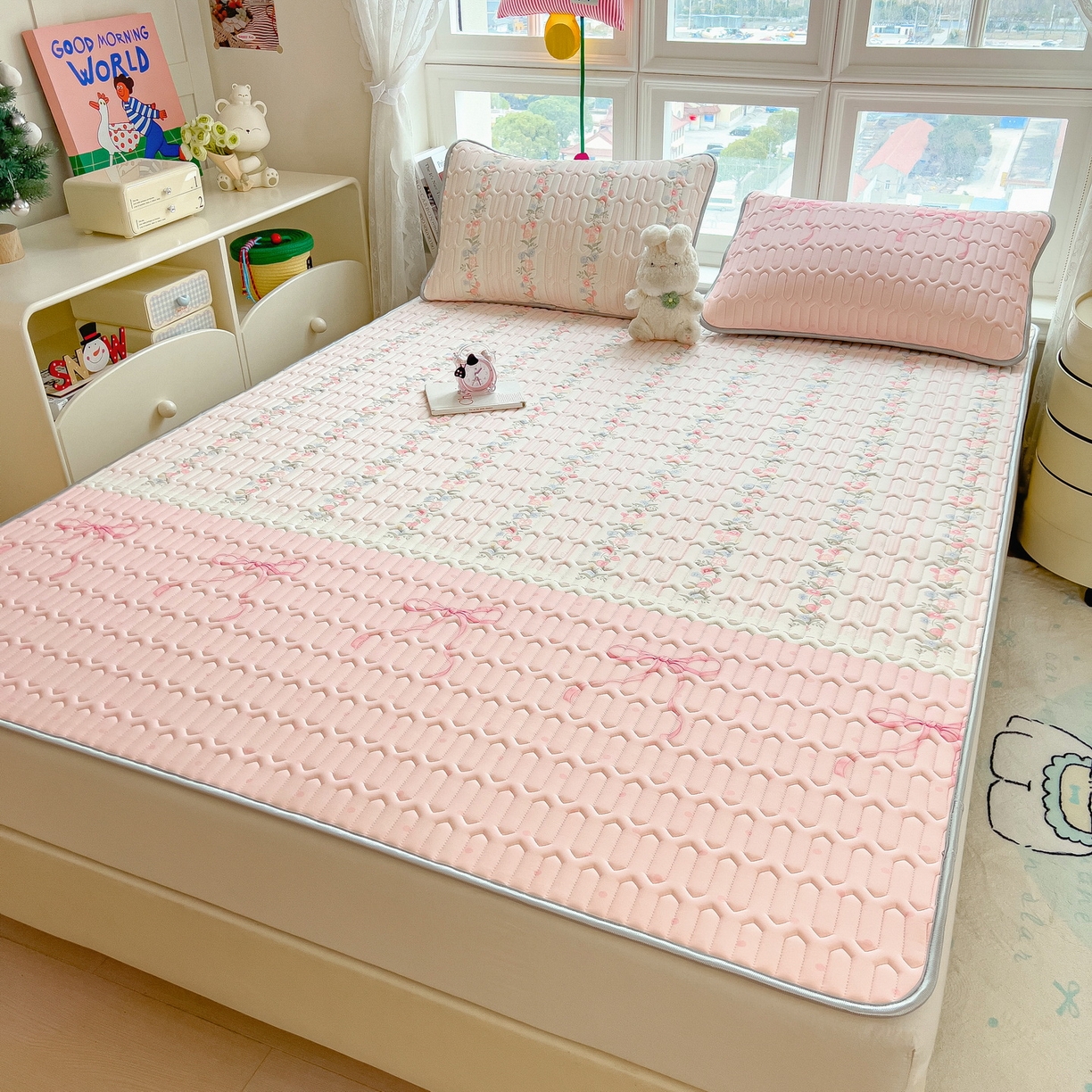 91家纺网 家纺一手货源 找家纺 丝羽坊 2026新款高密凉感丝印花乳胶凉席-平铺款 甜粉蝶梦