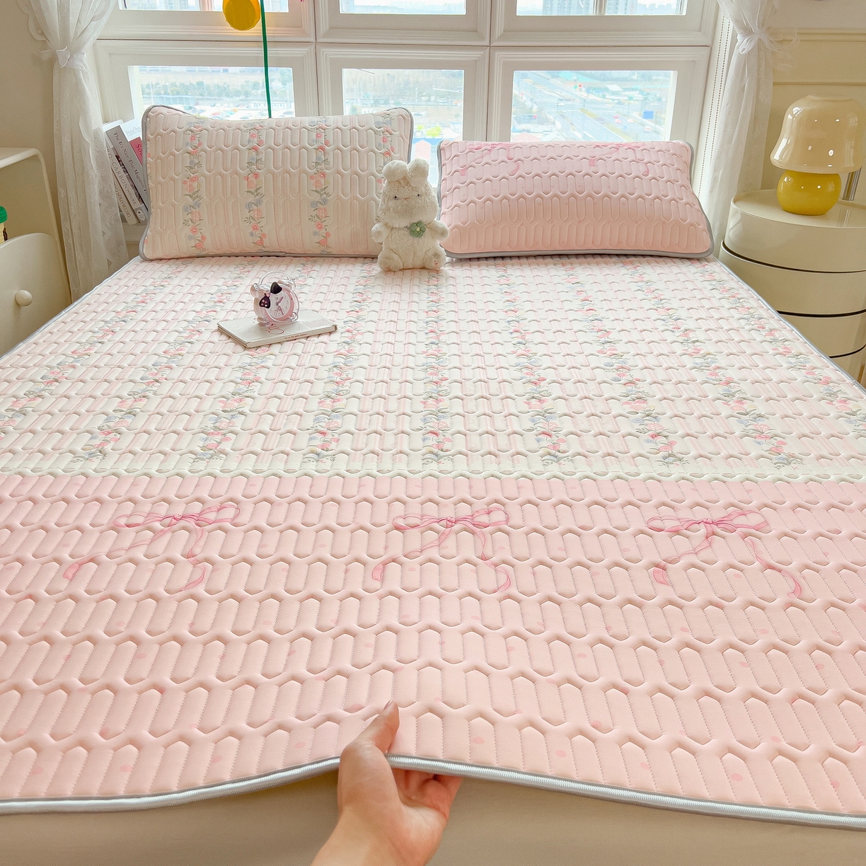 91家纺网 家纺一手货源 找家纺 丝羽坊 2026新款高密凉感丝印花乳胶凉席-平铺款 甜粉蝶梦