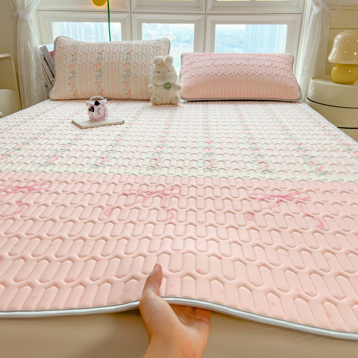 91家纺网 家纺一手货源 找家纺 丝羽坊 2026新款高密凉感丝印花乳胶凉席-平铺款 甜粉蝶梦