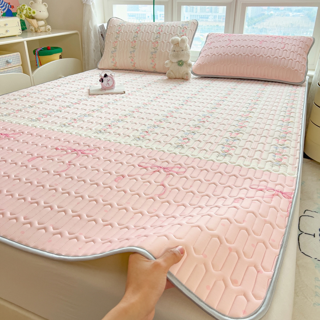 91家纺网 家纺一手货源 找家纺 丝羽坊 2026新款高密凉感丝印花乳胶凉席-平铺款 甜粉蝶梦