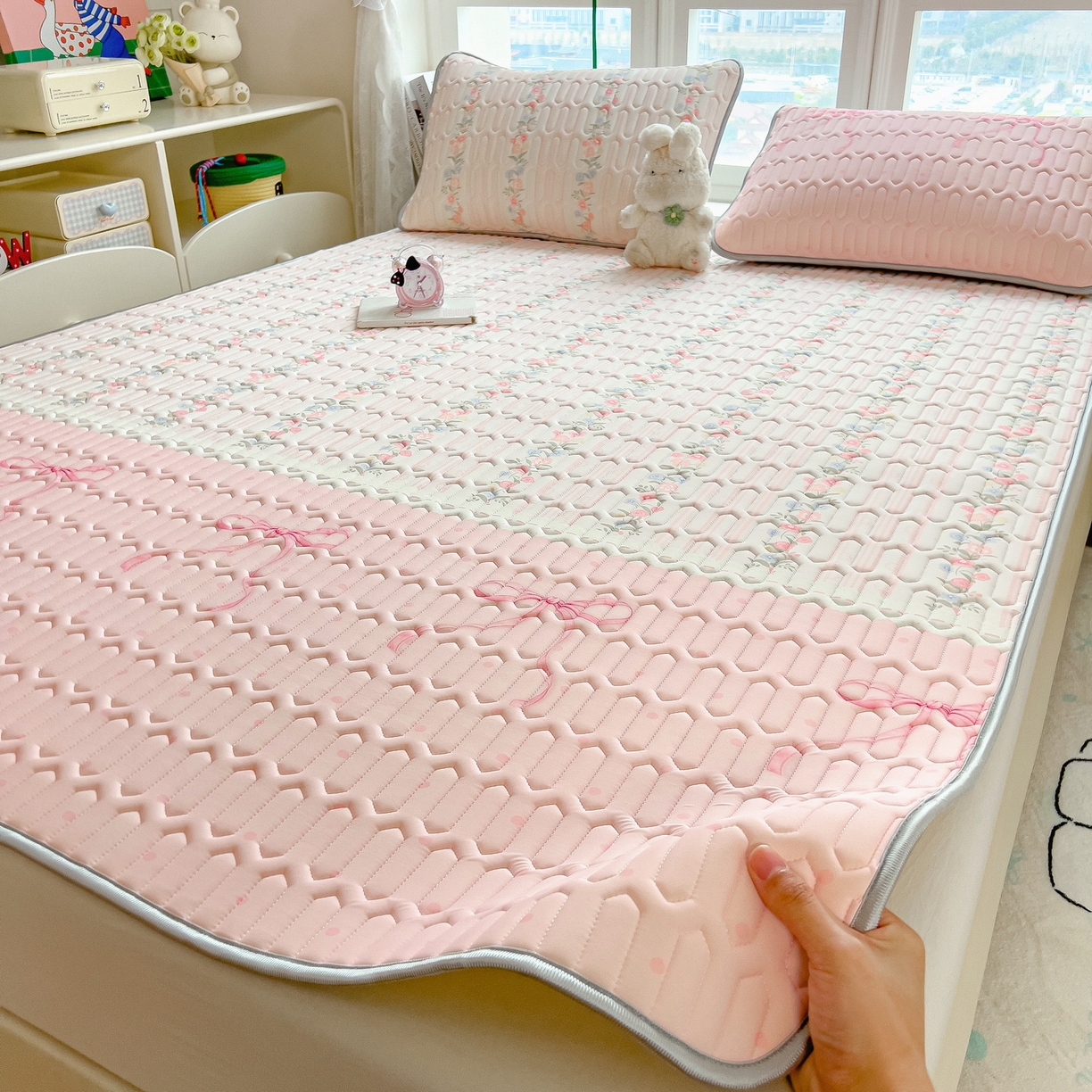 91家纺网 家纺一手货源 找家纺 丝羽坊 2026新款高密凉感丝印花乳胶凉席-平铺款 甜粉蝶梦