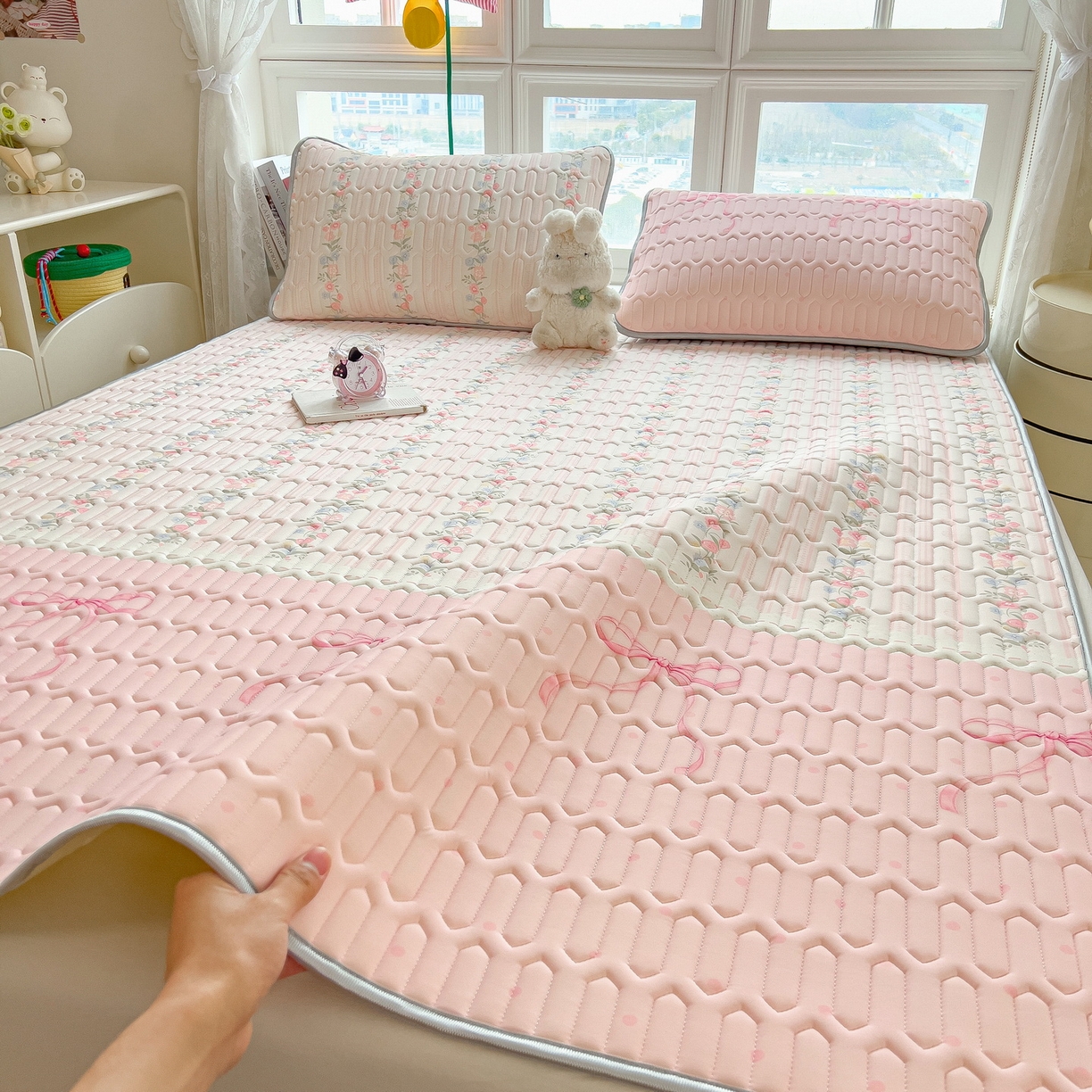 91家纺网 家纺一手货源 找家纺 丝羽坊 2026新款高密凉感丝印花乳胶凉席-平铺款 甜粉蝶梦