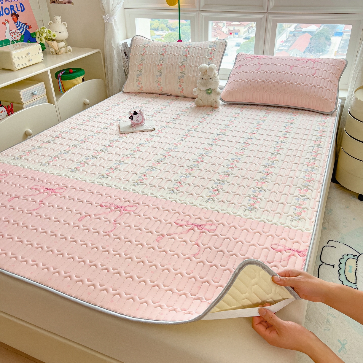 91家纺网 家纺一手货源 找家纺 丝羽坊 2026新款高密凉感丝印花乳胶凉席-平铺款 甜粉蝶梦