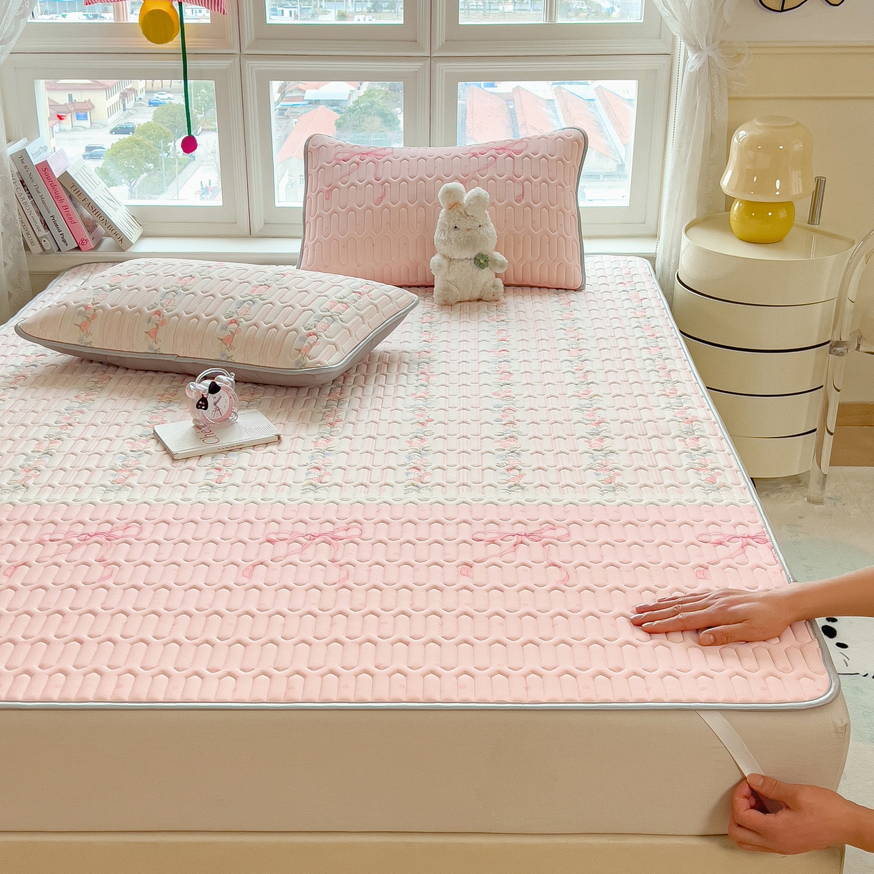 91家纺网 家纺一手货源 找家纺 丝羽坊 2026新款高密凉感丝印花乳胶凉席-平铺款 甜粉蝶梦