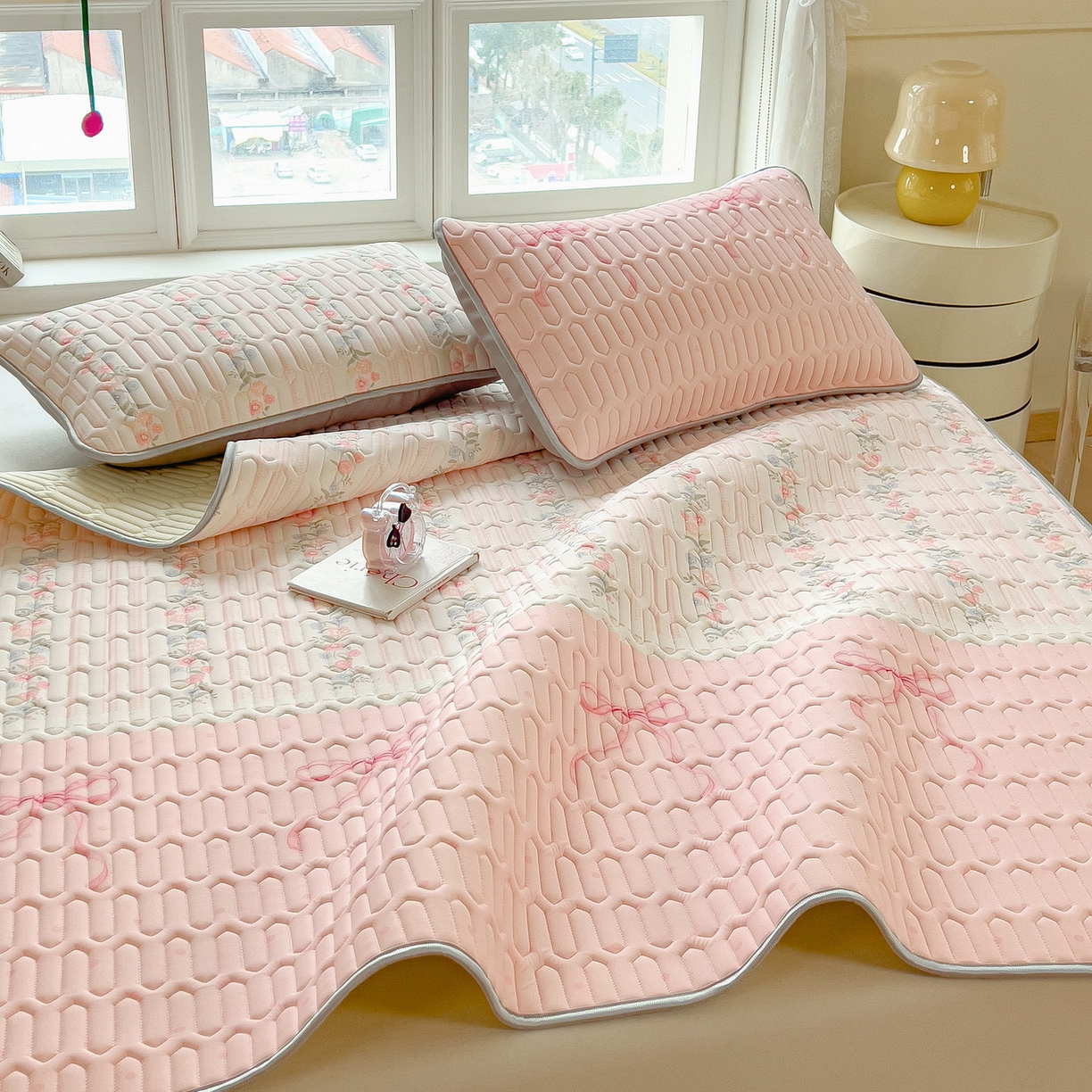 91家纺网 家纺一手货源 找家纺 丝羽坊 2026新款高密凉感丝印花乳胶凉席-平铺款 甜粉蝶梦