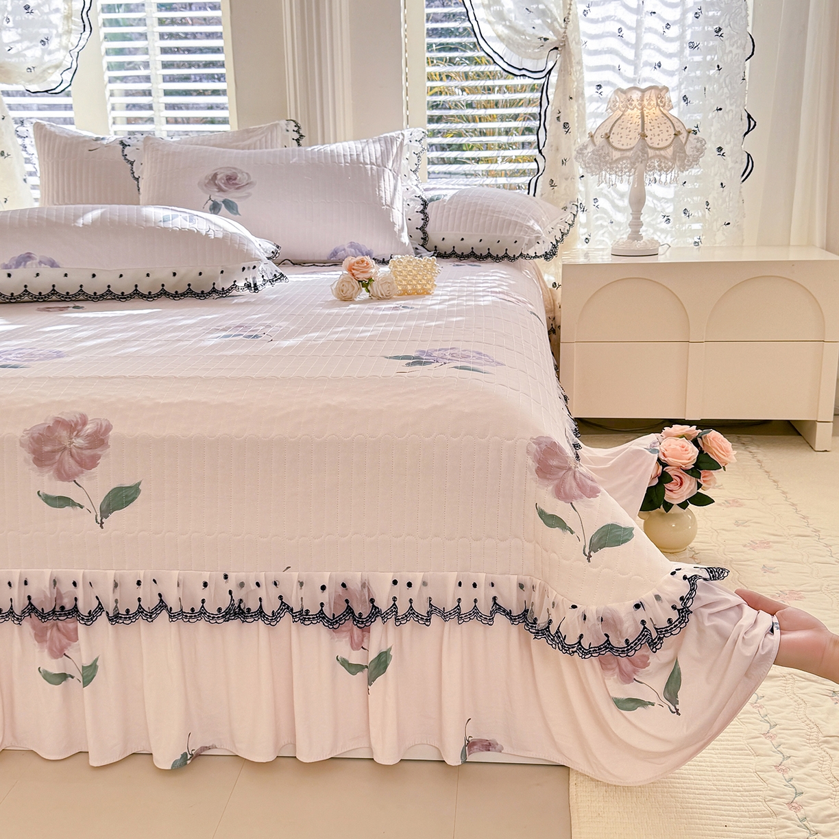 91家纺网 家纺一手货源 找家纺 丝印良品 2026新款凉感丝夹棉床盖款三件套 花间晚照