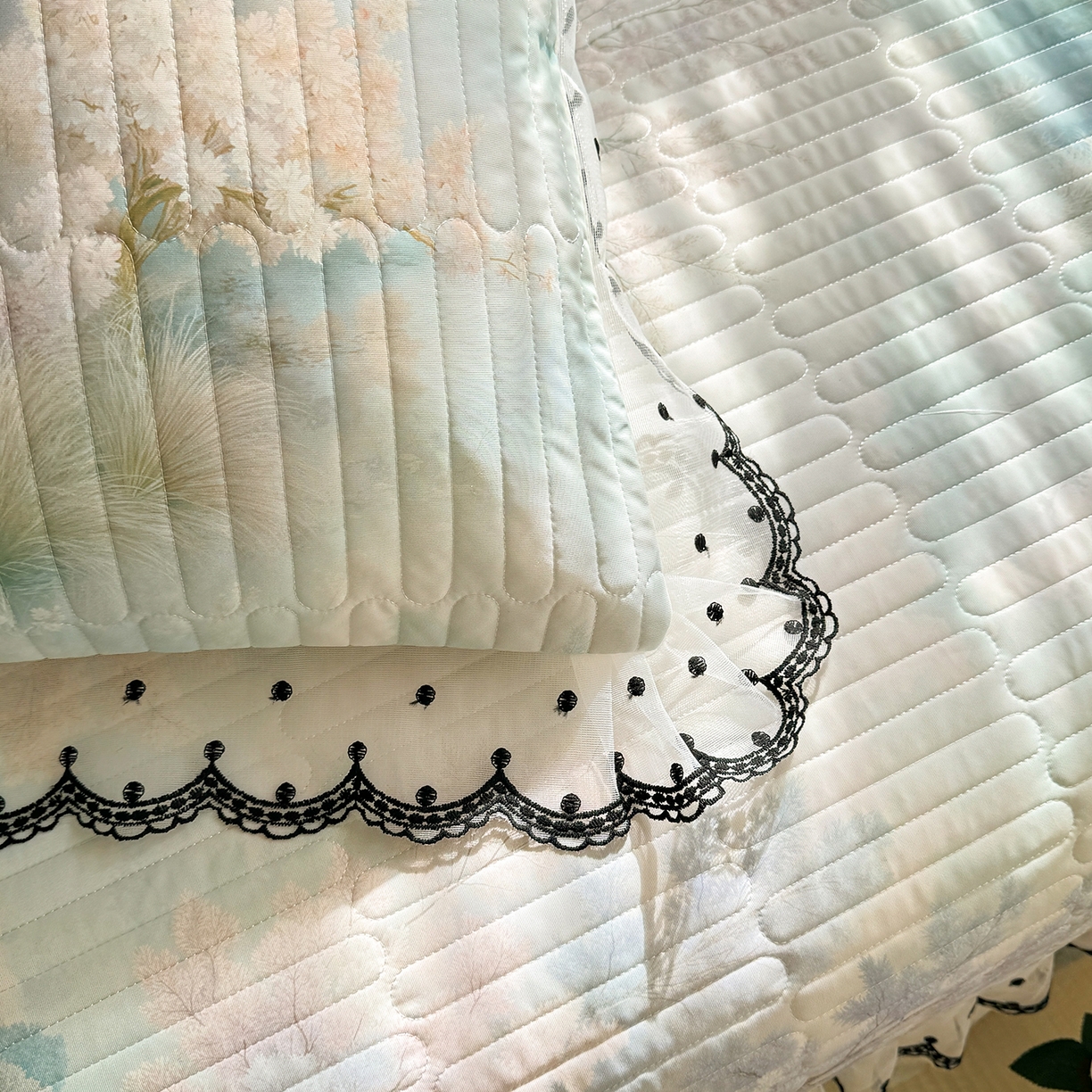 91家纺网 家纺一手货源 找家纺 丝印良品 2026新款凉感丝夹棉床盖款三件套 丹青入梦