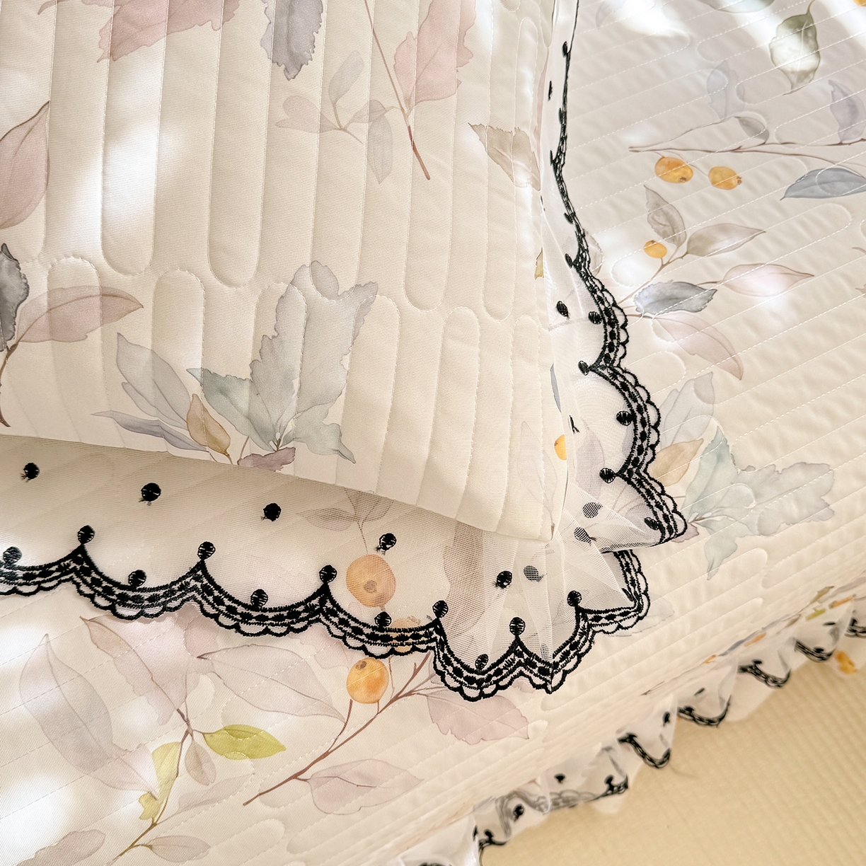 91家纺网 家纺一手货源 找家纺 丝印良品 2026新款凉感丝夹棉床盖款三件套 花田半亩