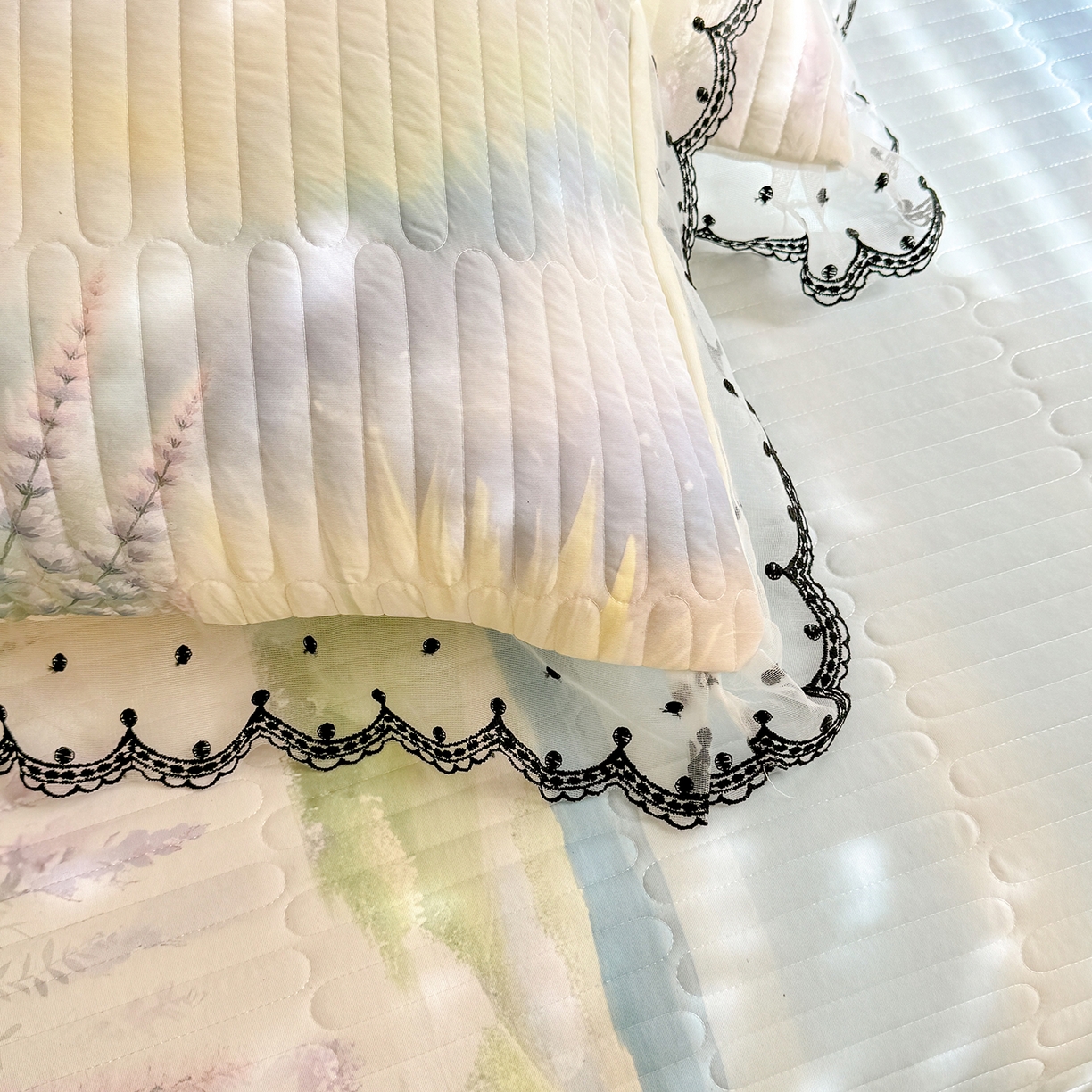 91家纺网 家纺一手货源 找家纺 丝印良品 2026新款凉感丝夹棉床盖款三件套 浅薰如梦