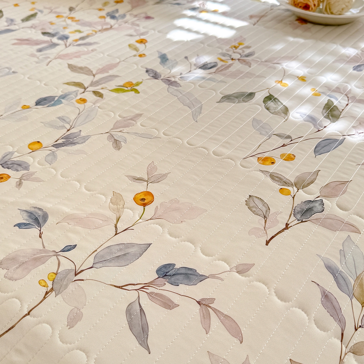 91家纺网 家纺一手货源 找家纺 丝印良品 2026新款凉感丝夹棉床盖款三件套 花田半亩