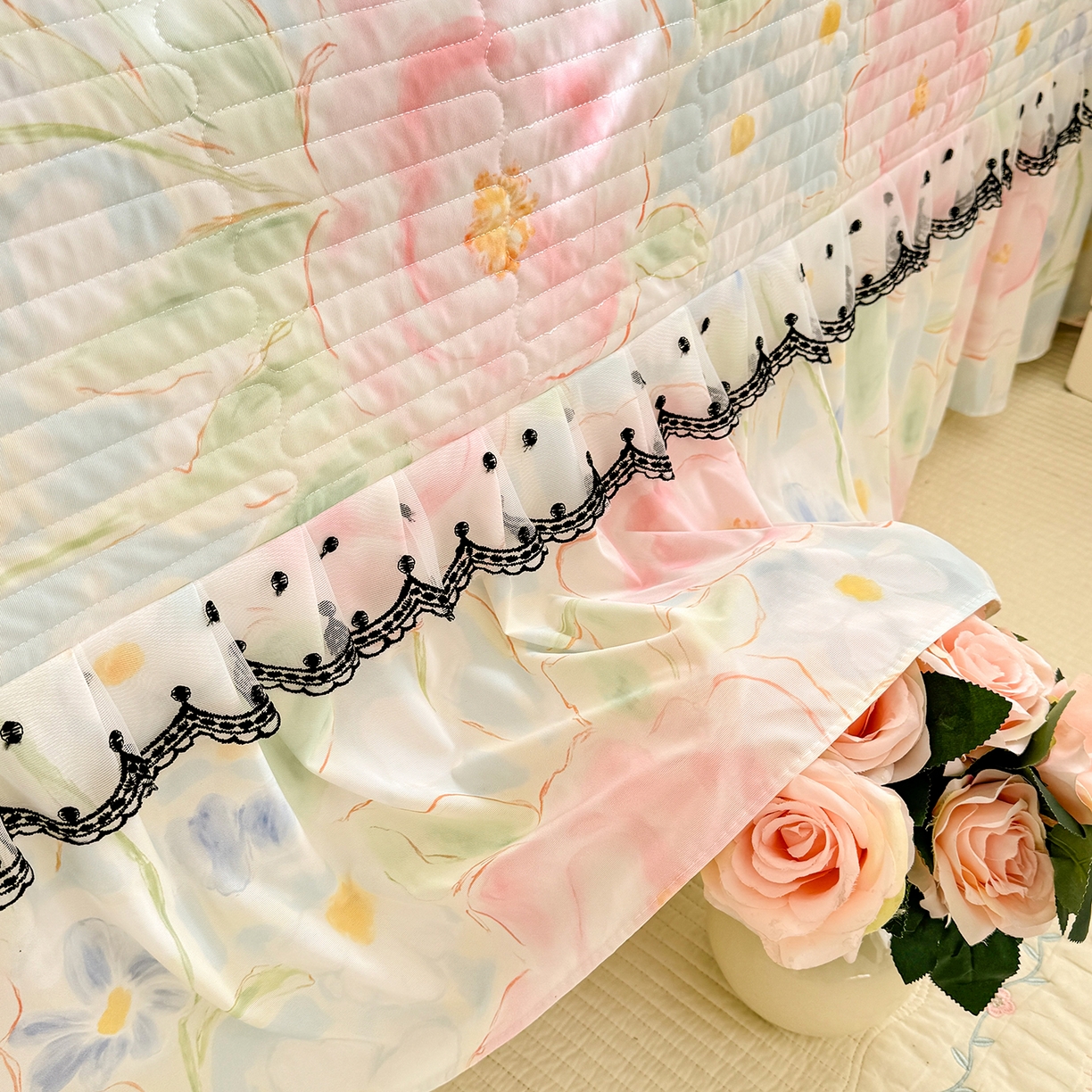 91家纺网 家纺一手货源 找家纺 丝印良品 2026新款凉感丝夹棉床盖款三件套 山花浪漫