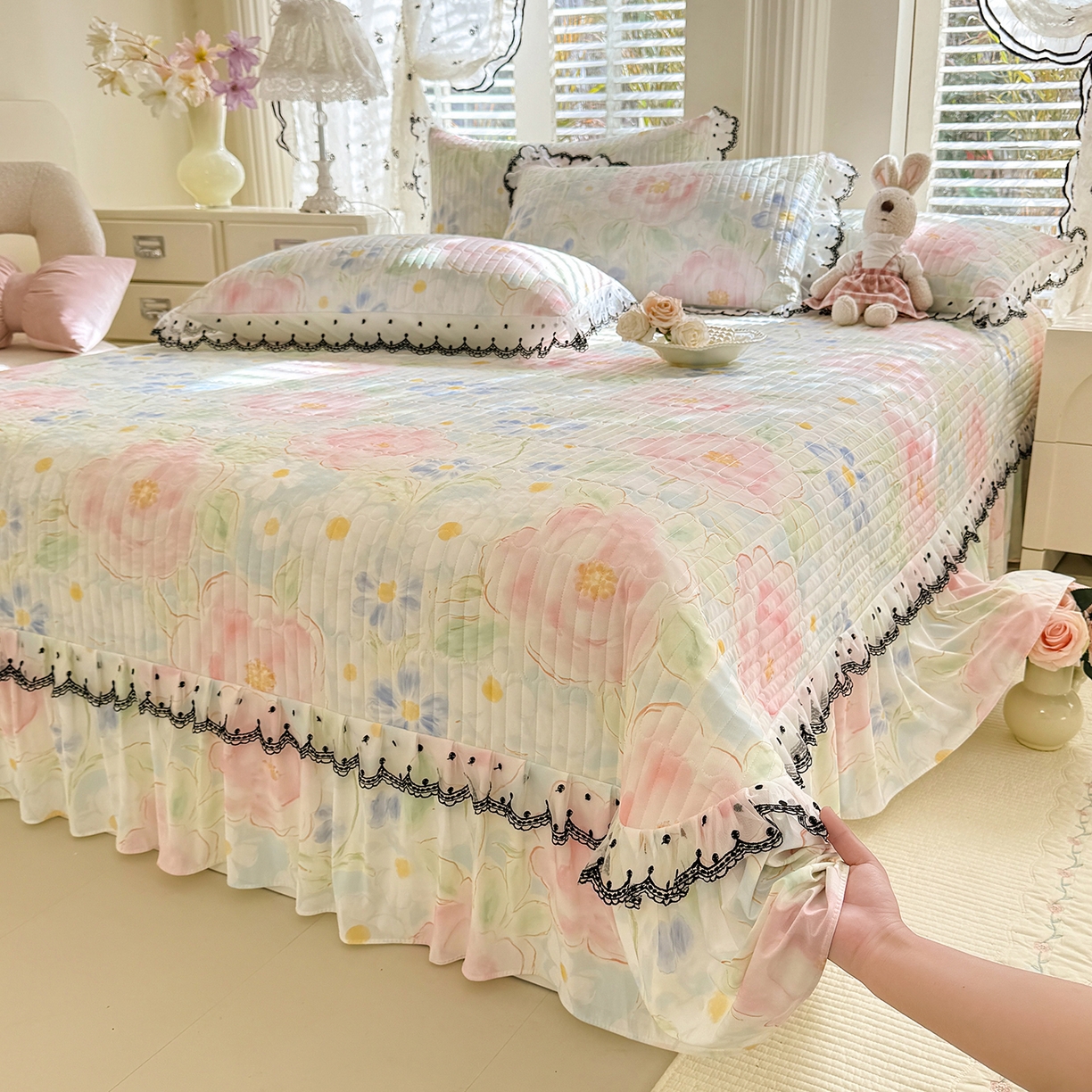 91家纺网 家纺一手货源 找家纺 丝印良品 2026新款凉感丝夹棉床盖款三件套 山花浪漫