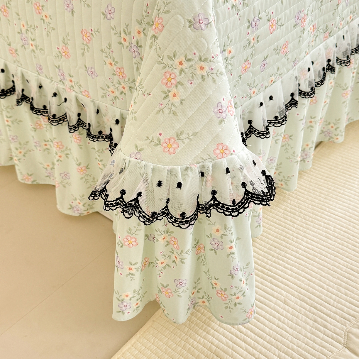 91家纺网 家纺一手货源 找家纺 丝印良品 2026新款凉感丝夹棉床盖款三件套 云絮花