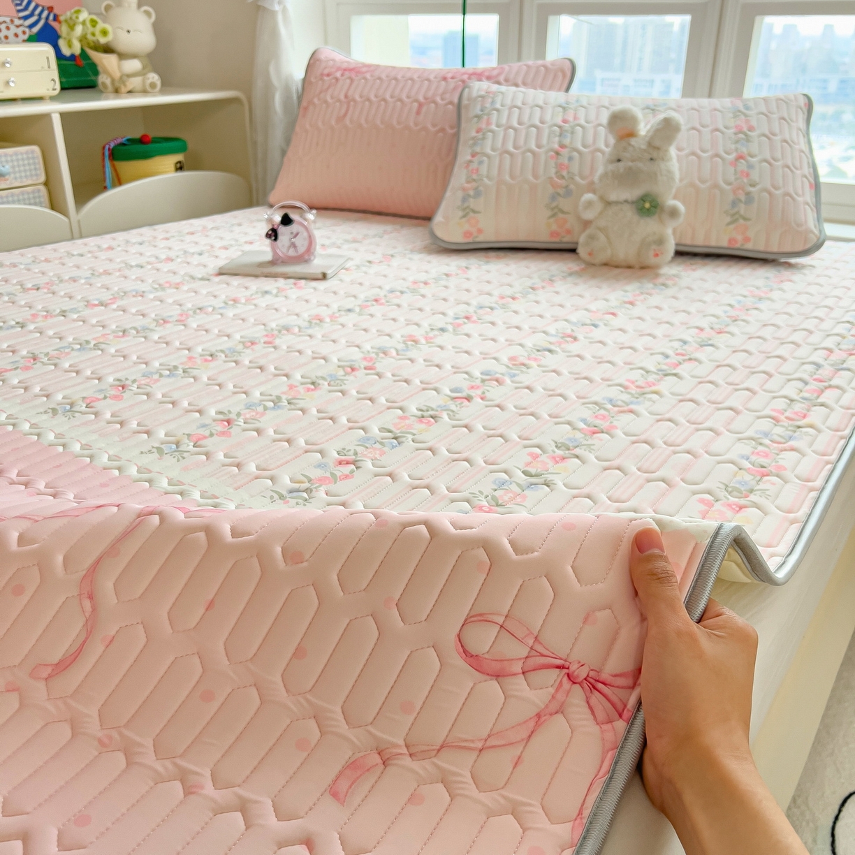 91家纺网 家纺一手货源 找家纺 丝羽坊 2026新款高密凉感丝印花乳胶凉席-平铺款 甜粉蝶梦