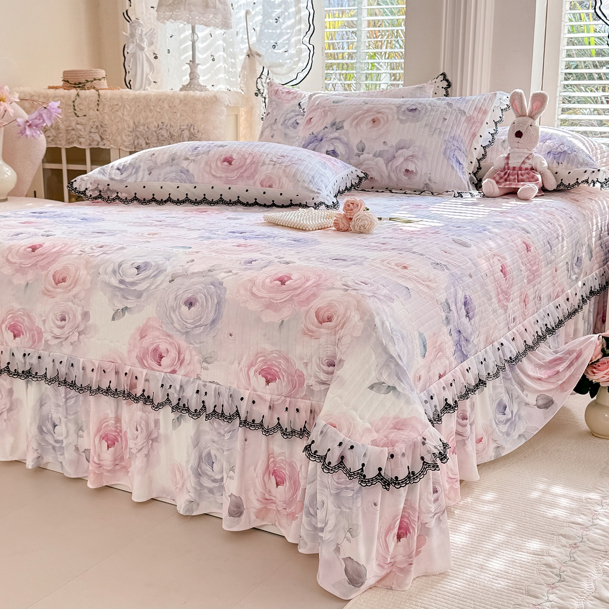 91家纺网 家纺一手货源 找家纺 丝印良品 2026新款凉感丝夹棉床盖款三件套 玫瑰花语