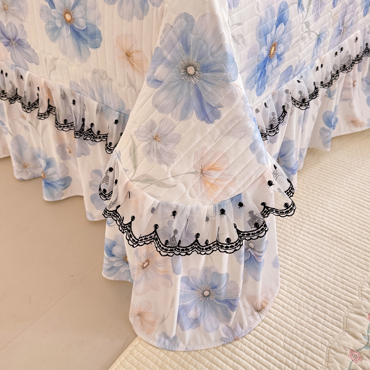 91家纺网 家纺一手货源 找家纺 丝印良品 2026新款凉感丝夹棉床盖款三件套 尼斯花晨