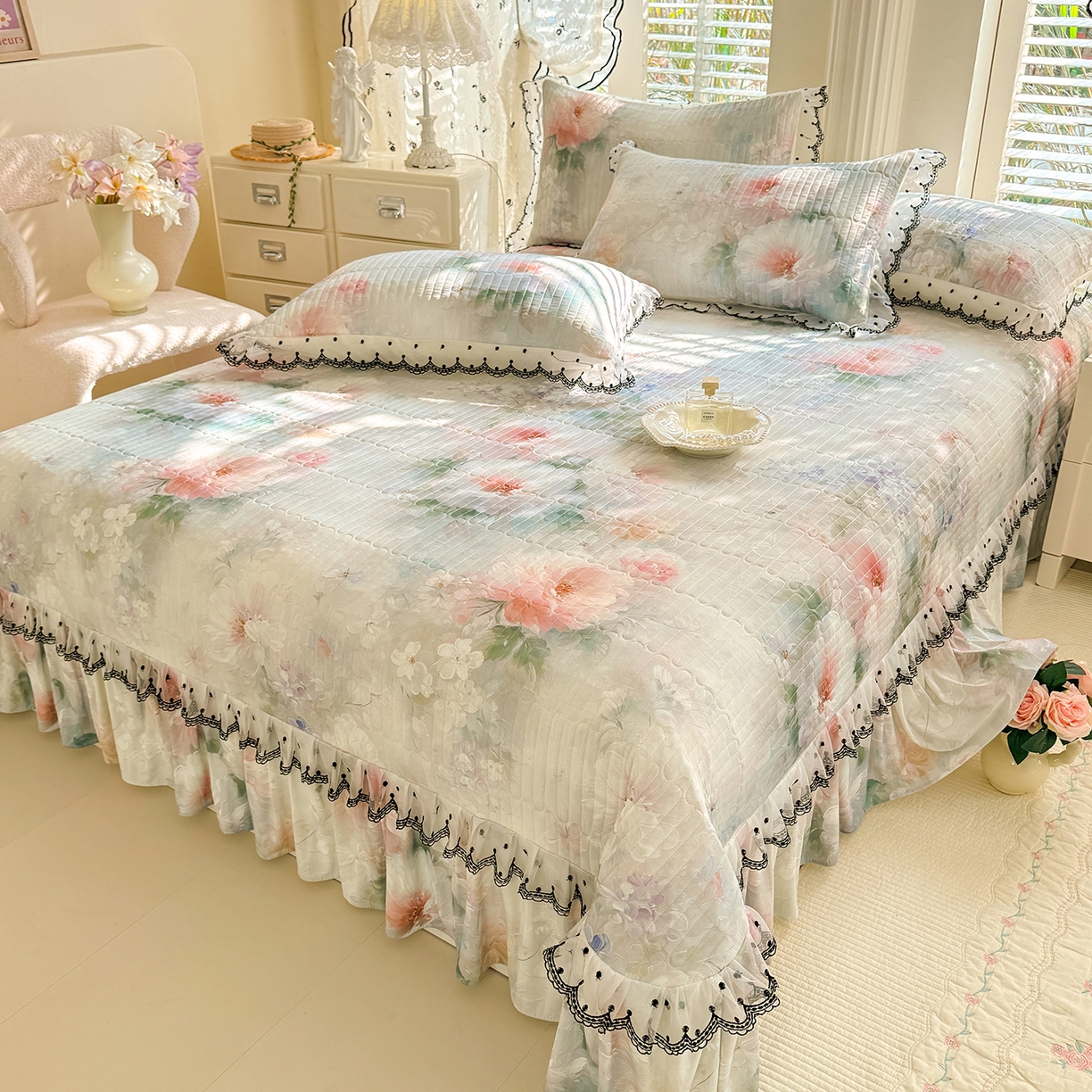 91家纺网 家纺一手货源 找家纺 丝印良品 2026新款凉感丝夹棉床盖款三件套 浮绘花影