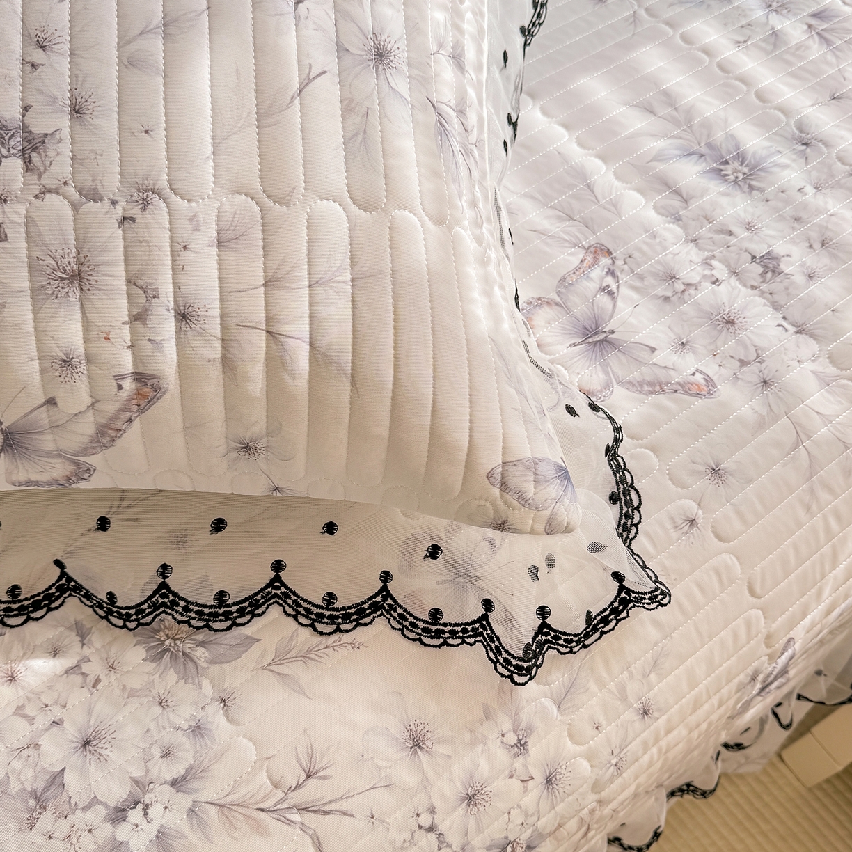 91家纺网 家纺一手货源 找家纺 丝印良品 2026新款凉感丝夹棉床盖款三件套 蝶恋花