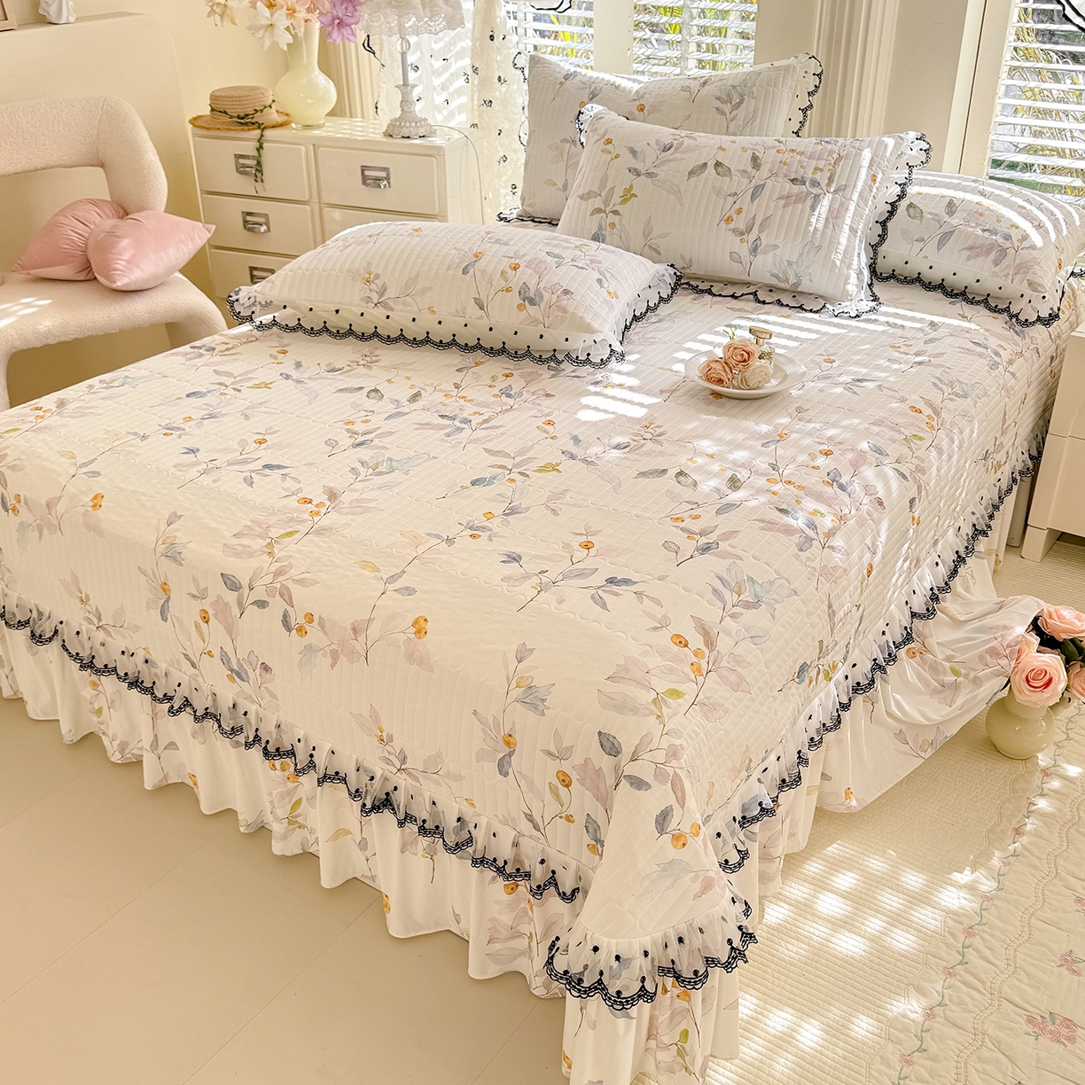 91家纺网 家纺一手货源 找家纺 丝印良品 2026新款凉感丝夹棉床盖款三件套 花田半亩