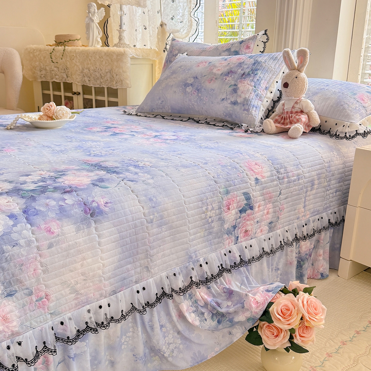 91家纺网 家纺一手货源 找家纺 丝印良品 2026新款凉感丝夹棉床盖款三件套 陌上花开