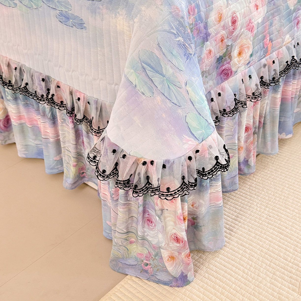 91家纺网 家纺一手货源 找家纺 丝印良品 2026新款凉感丝夹棉床盖款三件套 一池清梦