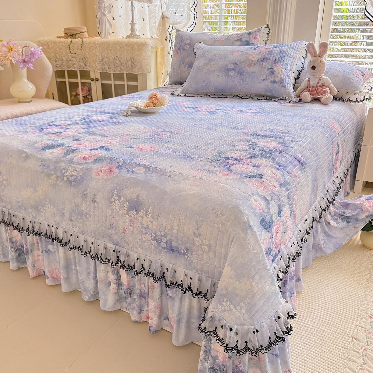 91家纺网 家纺一手货源 找家纺 丝印良品 2026新款凉感丝夹棉床盖款三件套 陌上花开