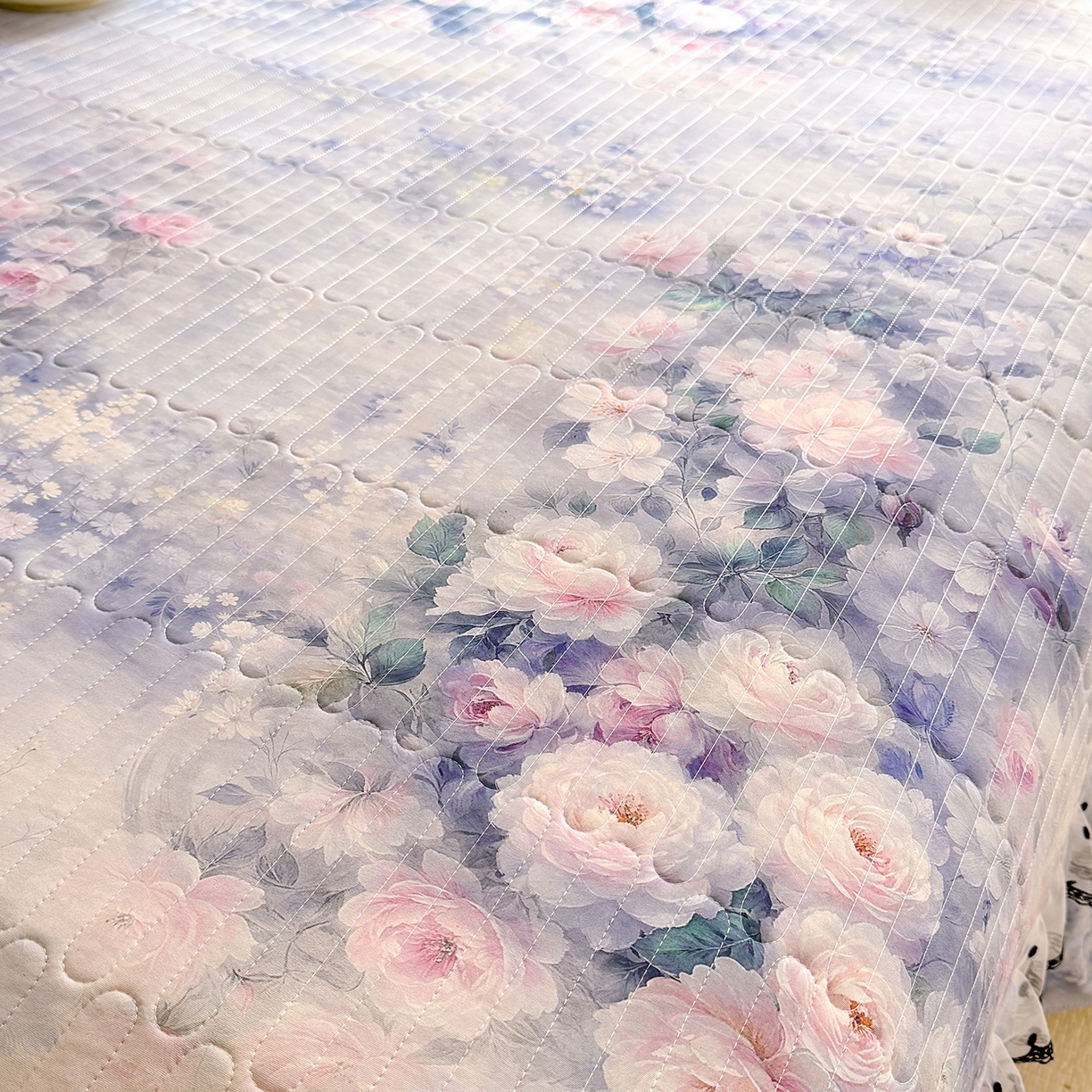 91家纺网 家纺一手货源 找家纺 丝印良品 2026新款凉感丝夹棉床盖款三件套 陌上花开