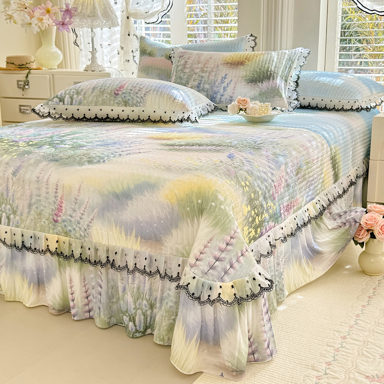 91家纺网 家纺一手货源 找家纺 丝印良品 2026新款凉感丝夹棉床盖款三件套 浅薰如梦