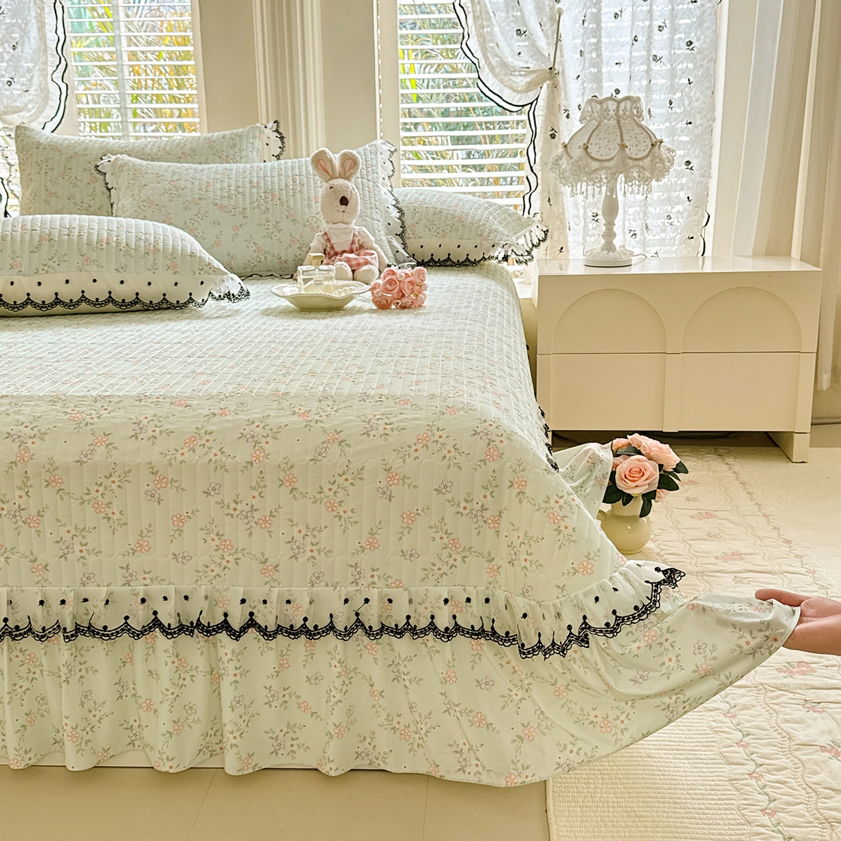 91家纺网 家纺一手货源 找家纺 丝印良品 2026新款凉感丝夹棉床盖款三件套 云絮花