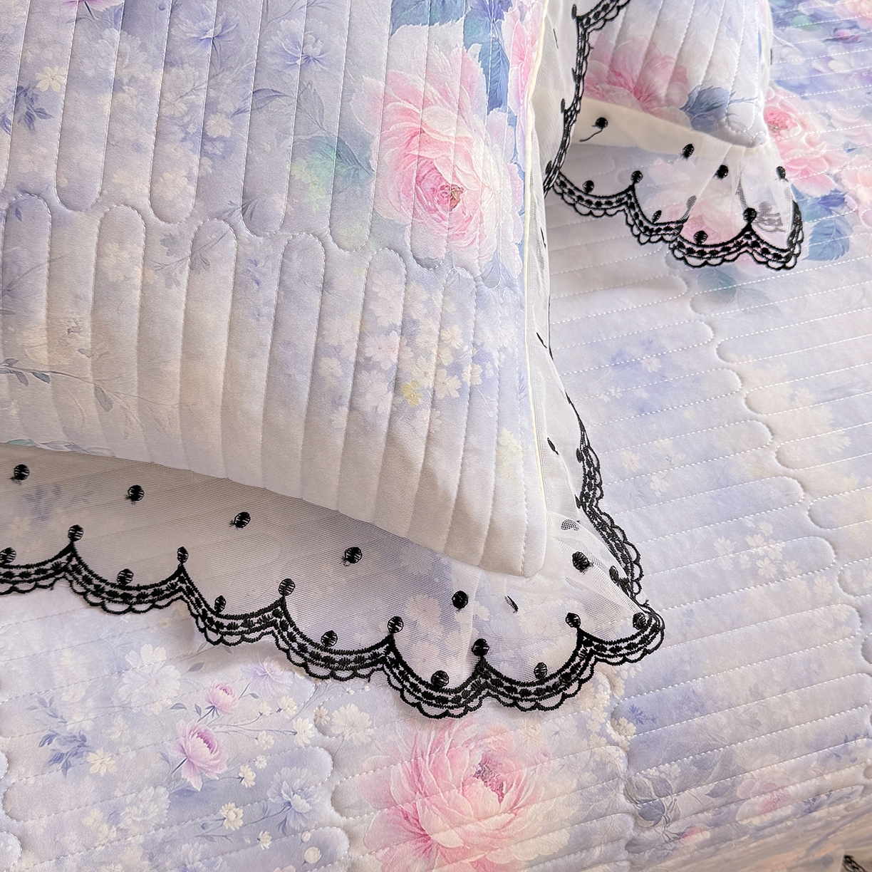 91家纺网 家纺一手货源 找家纺 丝印良品 2026新款凉感丝夹棉床盖款三件套 陌上花开