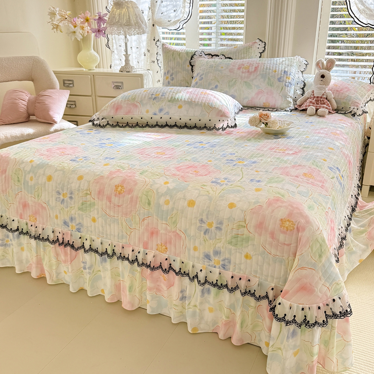 91家纺网 家纺一手货源 找家纺 丝印良品 2026新款凉感丝夹棉床盖款三件套 山花浪漫