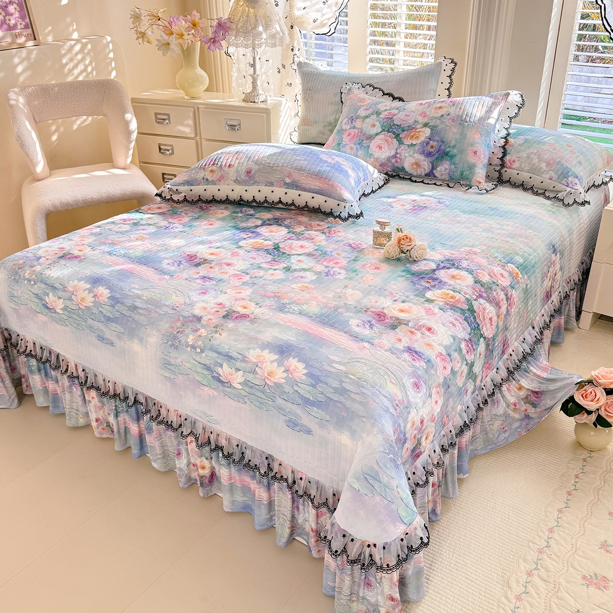 91家纺网 家纺一手货源 找家纺 丝印良品 2026新款凉感丝夹棉床盖款三件套 一池清梦