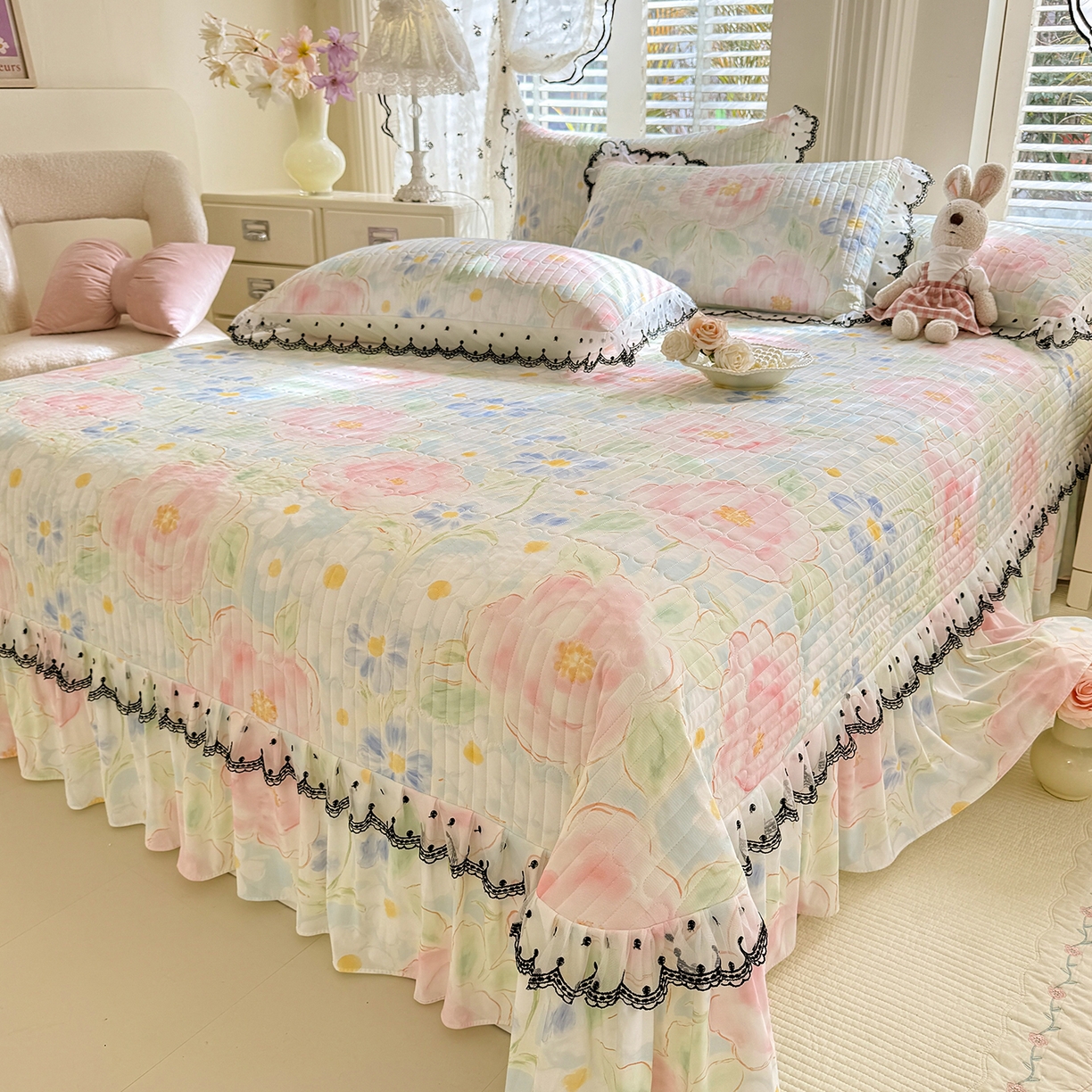 91家纺网 家纺一手货源 找家纺 丝印良品 2026新款凉感丝夹棉床盖款三件套 山花浪漫