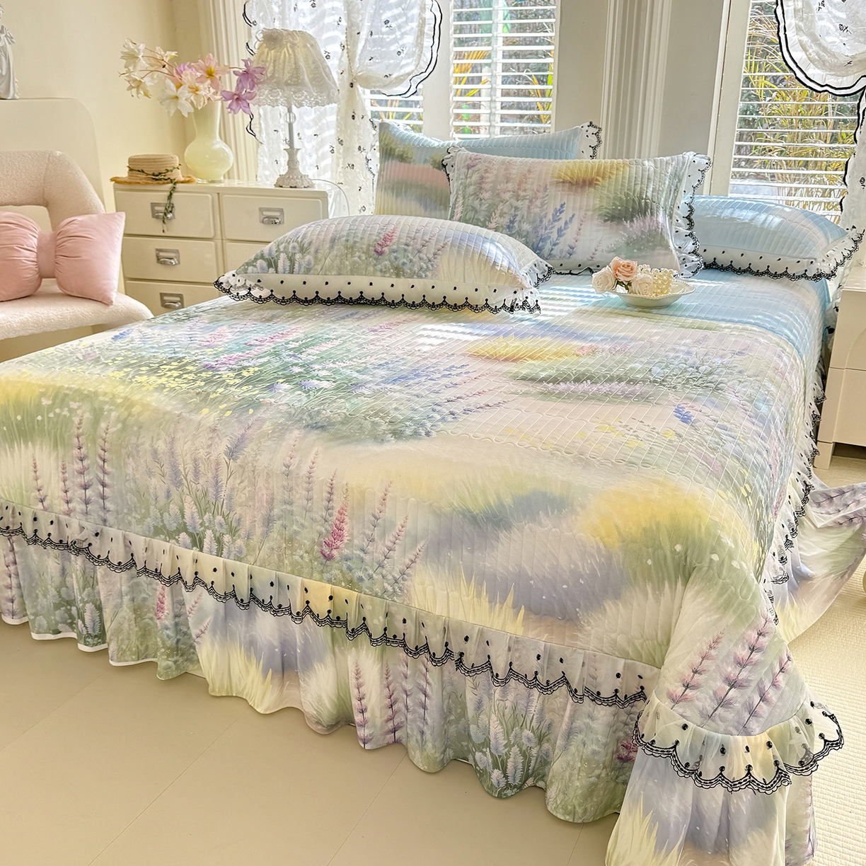 91家纺网 家纺一手货源 找家纺 丝印良品 2026新款凉感丝夹棉床盖款三件套 浅薰如梦