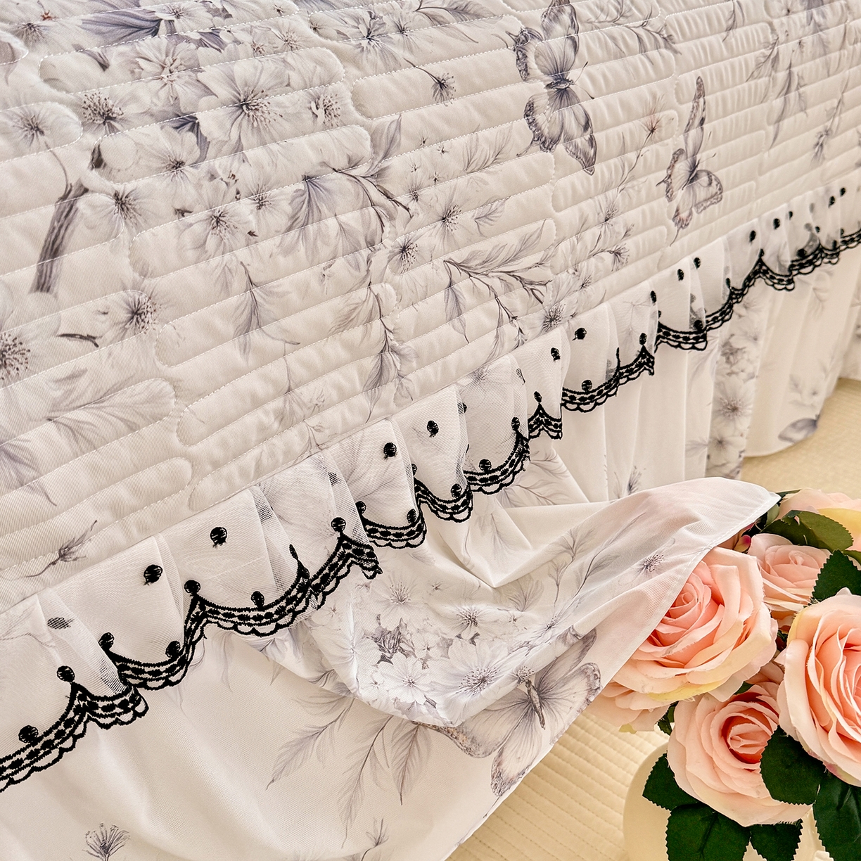 91家纺网 家纺一手货源 找家纺 丝印良品 2026新款凉感丝夹棉床盖款三件套 蝶恋花