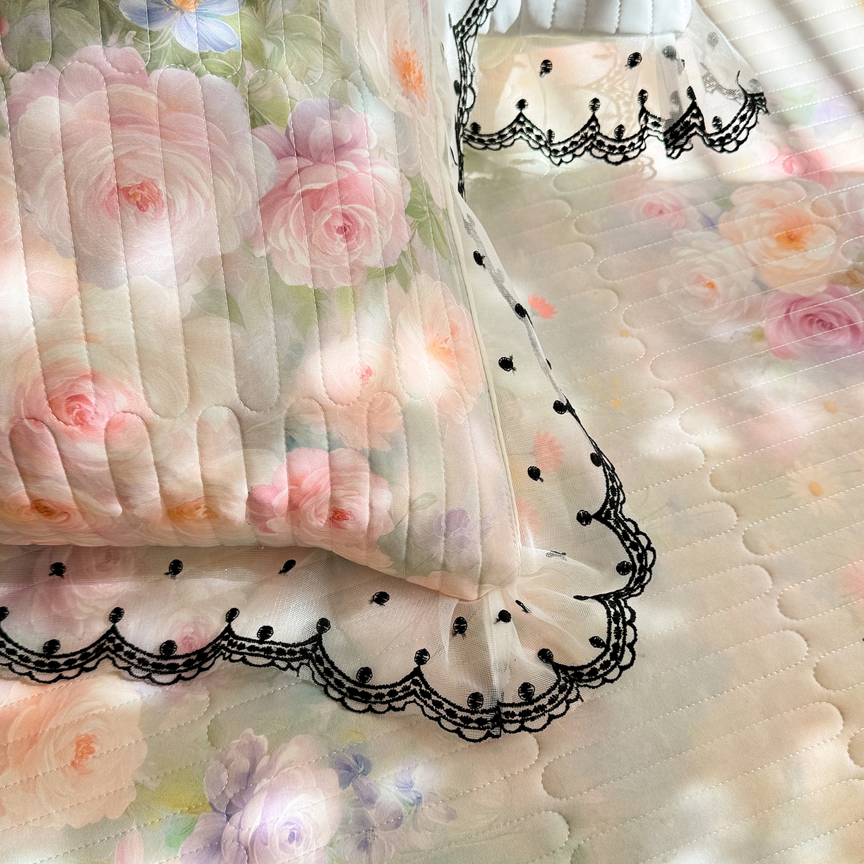 91家纺网 家纺一手货源 找家纺 丝印良品 2026新款凉感丝夹棉床盖款三件套 荷塘月色