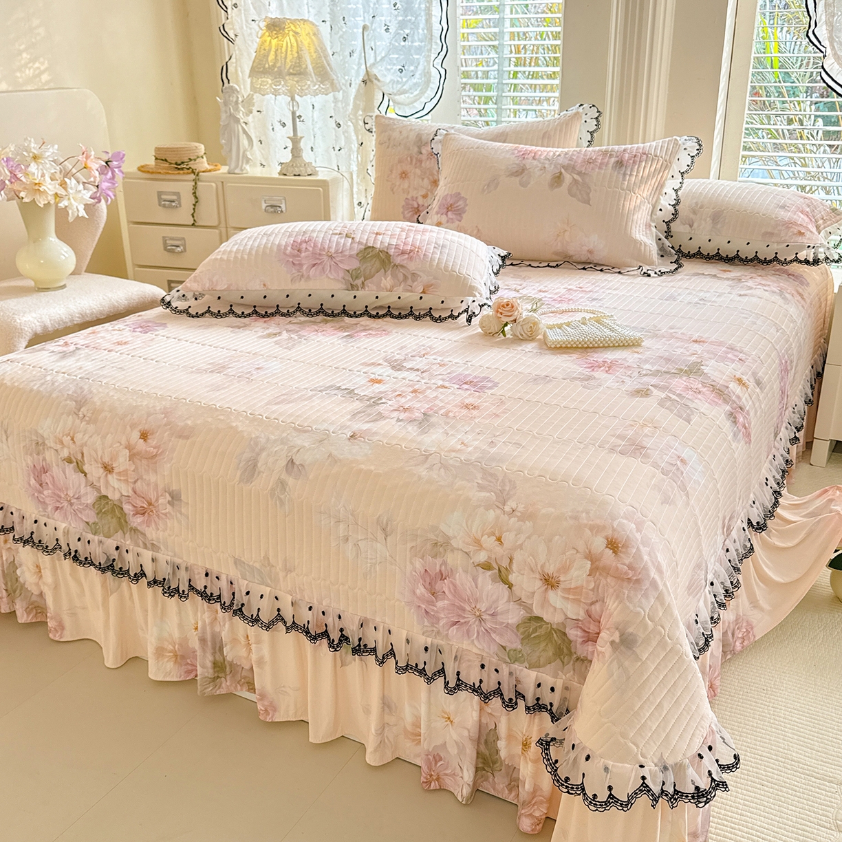 91家纺网 家纺一手货源 找家纺 丝印良品 2026新款凉感丝夹棉床盖款三件套 花间辞