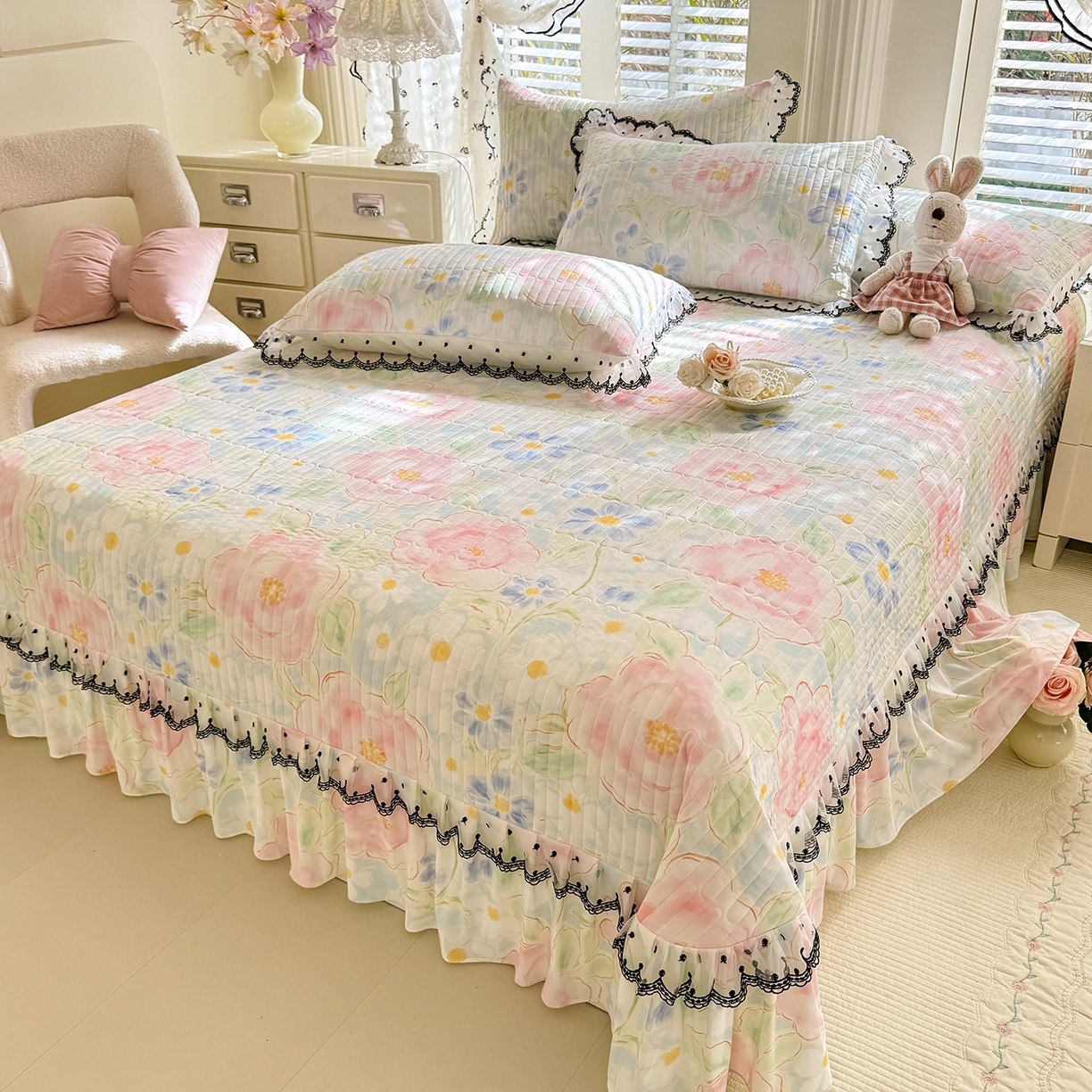 91家纺网 家纺一手货源 找家纺 丝印良品 2026新款凉感丝夹棉床盖款三件套 山花浪漫