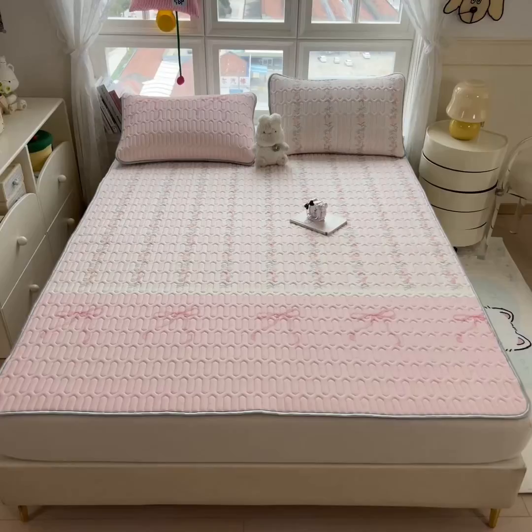 91家纺网 家纺一手货源 找家纺 丝羽坊 2026新款高密凉感丝印花乳胶凉席-平铺款 甜粉蝶梦