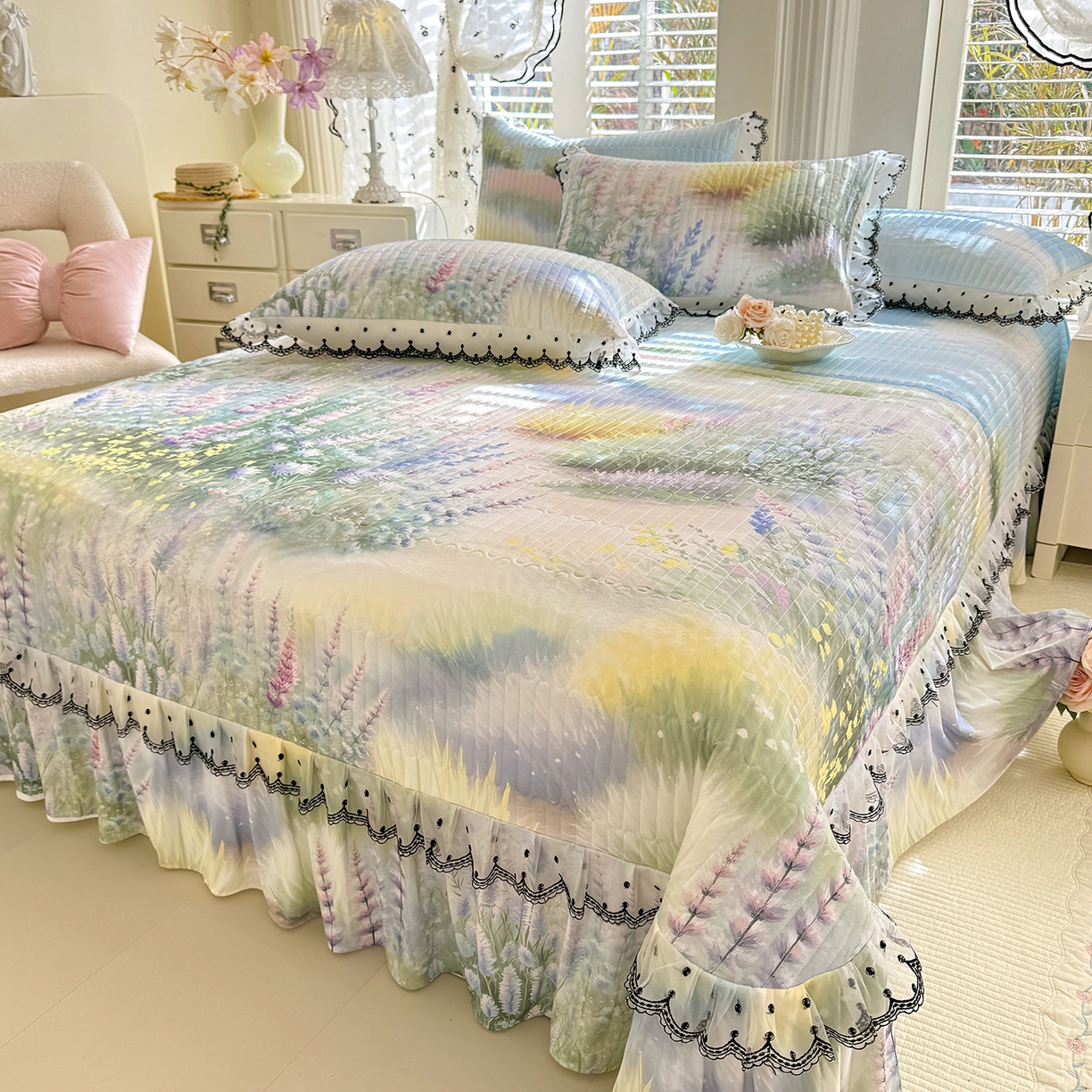 91家纺网 家纺一手货源 找家纺 丝印良品 2026新款凉感丝夹棉床盖款三件套 浅薰如梦