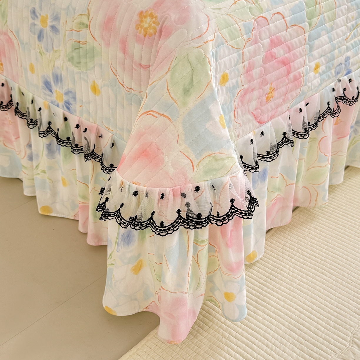 91家纺网 家纺一手货源 找家纺 丝印良品 2026新款凉感丝夹棉床盖款三件套 山花浪漫