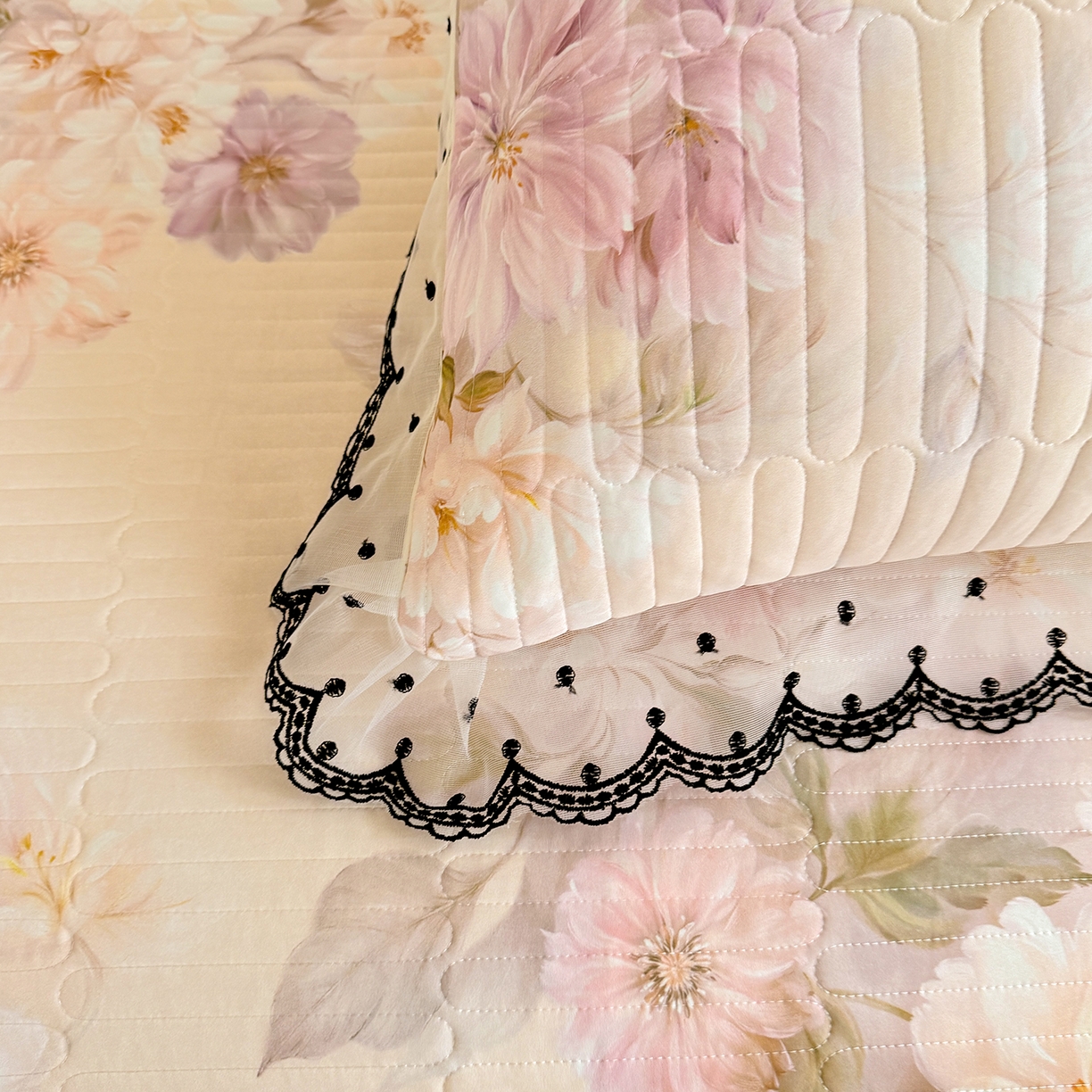 91家纺网 家纺一手货源 找家纺 丝印良品 2026新款凉感丝夹棉床盖款三件套 花间辞