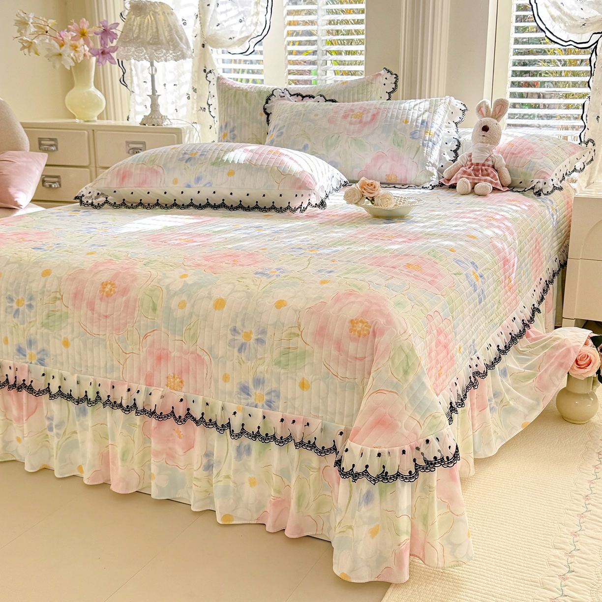 91家纺网 家纺一手货源 找家纺 丝印良品 2026新款凉感丝夹棉床盖款三件套 山花浪漫