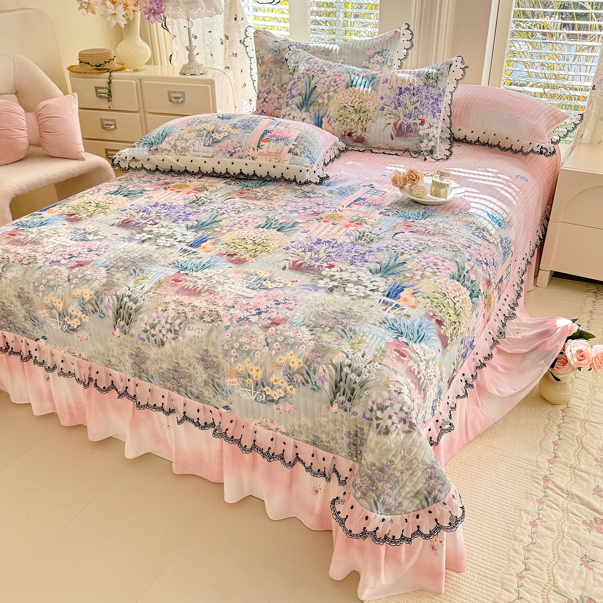 91家纺网 家纺一手货源 找家纺 丝印良品 2026新款凉感丝夹棉床盖款三件套 花团锦簇