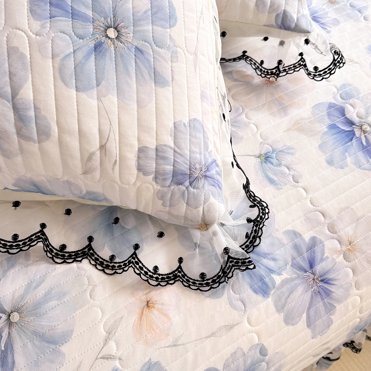 91家纺网 家纺一手货源 找家纺 丝印良品 2026新款凉感丝夹棉床盖款三件套 尼斯花晨