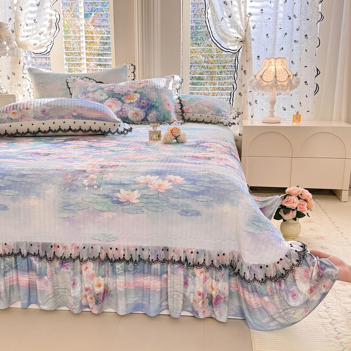 91家纺网 家纺一手货源 找家纺 丝印良品 2026新款凉感丝夹棉床盖款三件套 一池清梦